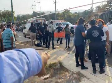 Periodista rompe en llanto al reportar accidente en Chiapas que dejó 55 migrantes muertos