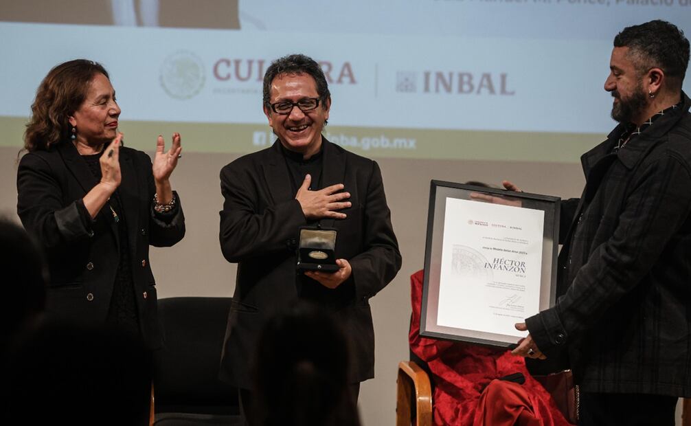 Héctor Infanzón recibe medalla de Bellas Artes por su trayectoria musical. Fotos: Gabriel Pano/ El Universal.