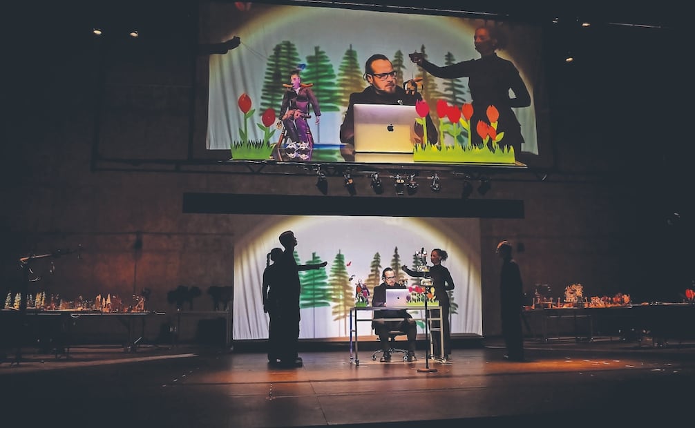 Seis teléfonos celulares funcionan como cámaras sobre el escenario. Foto: Por Piedad Teatro
