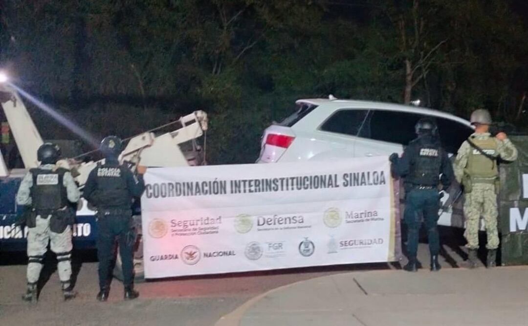 Abandonan vehículos con armas en poblado de Culiacán; huye grupo armado al notar presencia de fuerzas federales. Foto: Especial