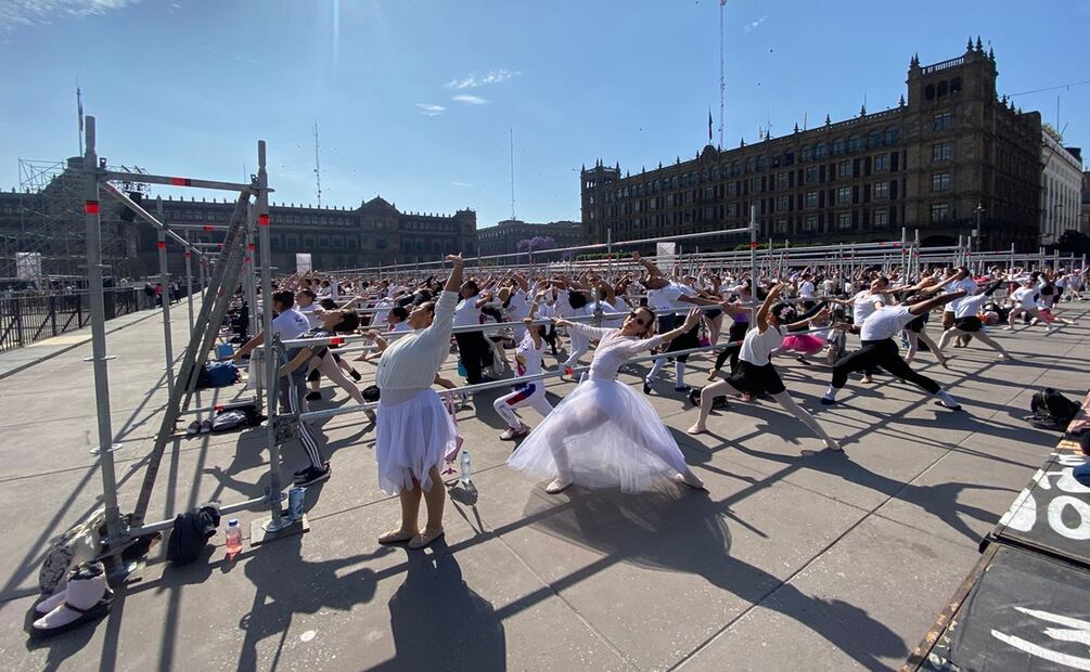 Clase masiva de ballet en el Zócalo de la CDMX. Foto: Alberto Acosta