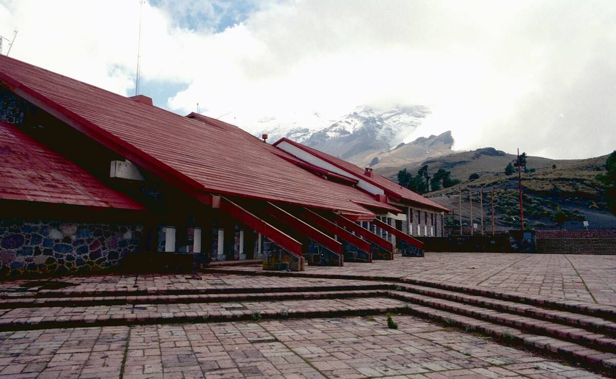 Una de las principales estrategias de Hausleber fue implementar caminatas en sitios de gran altitud geográfica, para potenciar la capacidad de oxigenación de sus marchistas. En México las zonas elegidas fueron el Popocatépetl (foto del Albergue de Tlamacas), el Nevado de Toluca y Veracruz, aunque llegó a realizar una “excursión” a Bolivia. Archivo EL UNIVERSAL.