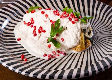 Si no puedes ir a Puebla por un chile en nogada, ellos llegan a tu casa