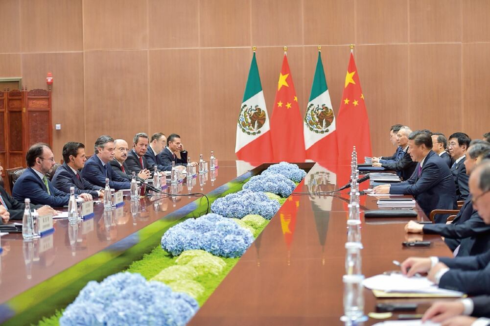El presidente Enrique Peña Nieto, acompañado de algunos miembros de su gabinete, se reunió con el presidente chino Xi Jinping y funcionarios de su gobierno (PRESIDENCIA) 