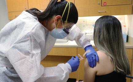 Por reacción adversa, suspenden pruebas de vacuna contra Covid de Oxford y en la que participa México