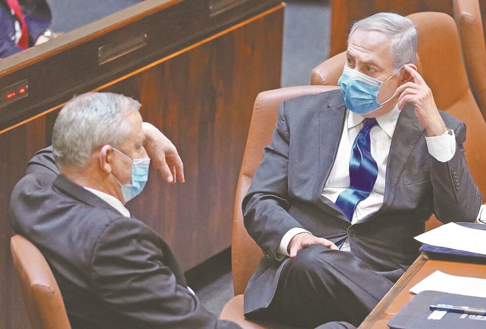 El premier israelí, Benjamin Netanyahu (der.), y su suplente, Benny Gantz, en la ceremonia de ayer de juramentación del nuevo gobierno. Foto: AFP