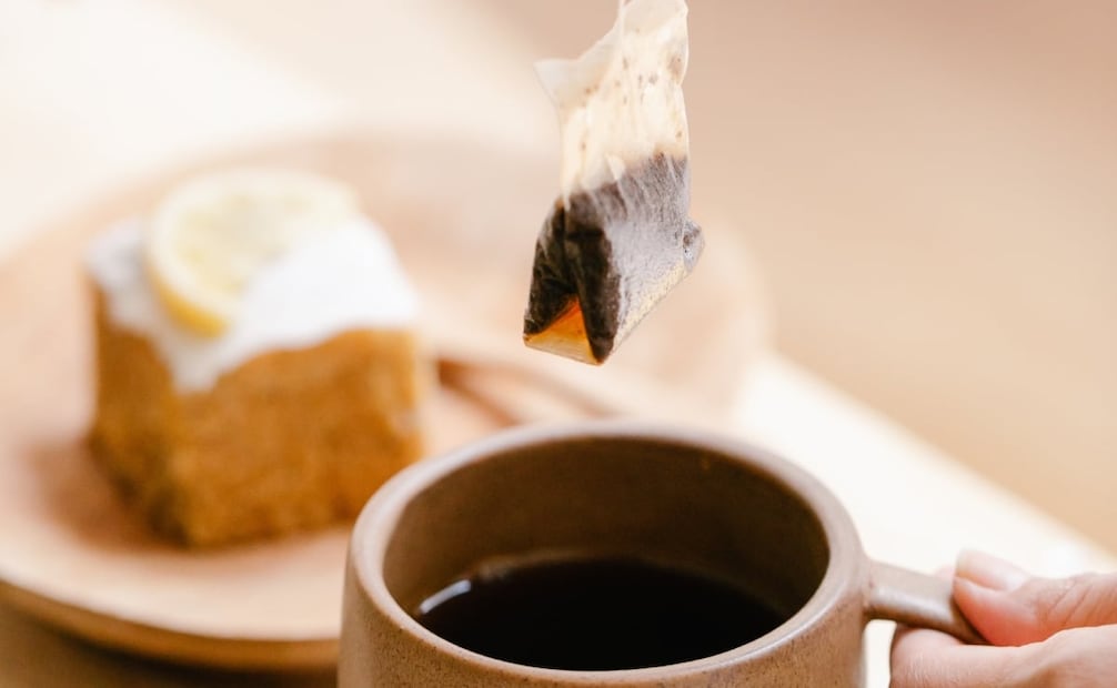 Consume tu té y aplicar la bolsita sobrante en tus párpados para obtener sus efectos desinflamatorios. Foto: Pexels