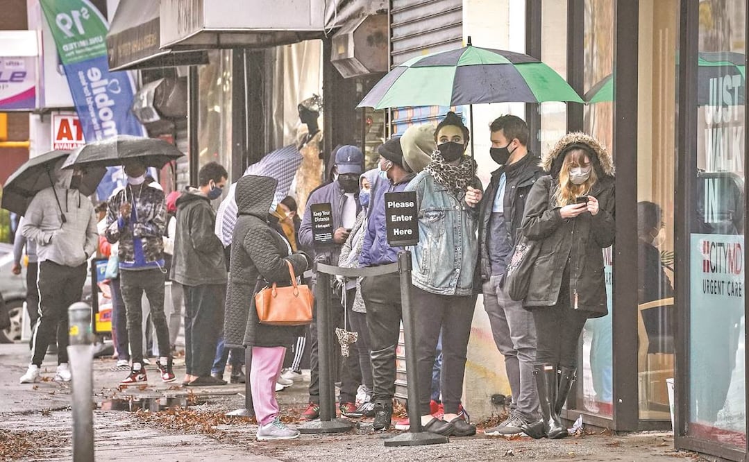 Estadounidenses formados afuera de una clínica ubicada en Nueva York. Foto: BEBETO MATTHEWS. AP