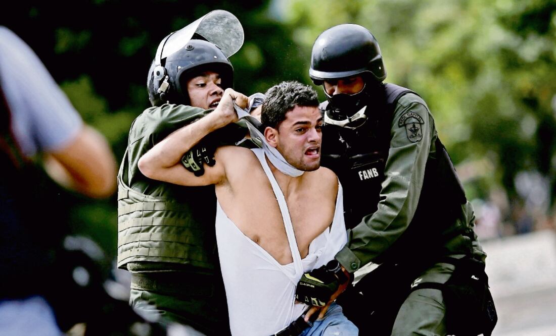 Policías detienen a un manifestante, durante la última jornada de paro cívico convocado por la oposición en rechazo de la elección para la Asamblea Constituyente que tendrá lugar este domingo en Venezuela. (UESLEI MARCELINO. REUTERS)