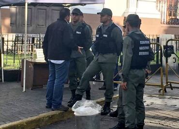 Militares venezolanos impiden paso de opositores al Parlamento