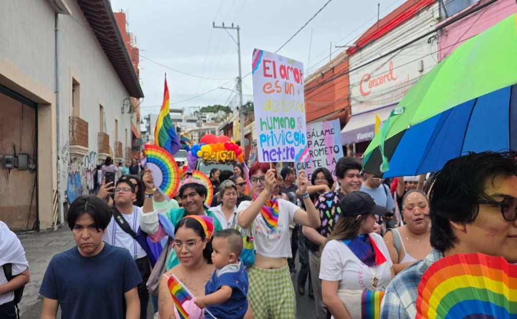 En la Marcha Histórica por la Diversidad Sexual, en Cuernavaca, exigieron a la Fiscalía General y al Gobierno de Morelos un alto a los crímenes de odio y a los delitos por transfobia y homofobia. Foto: Especial