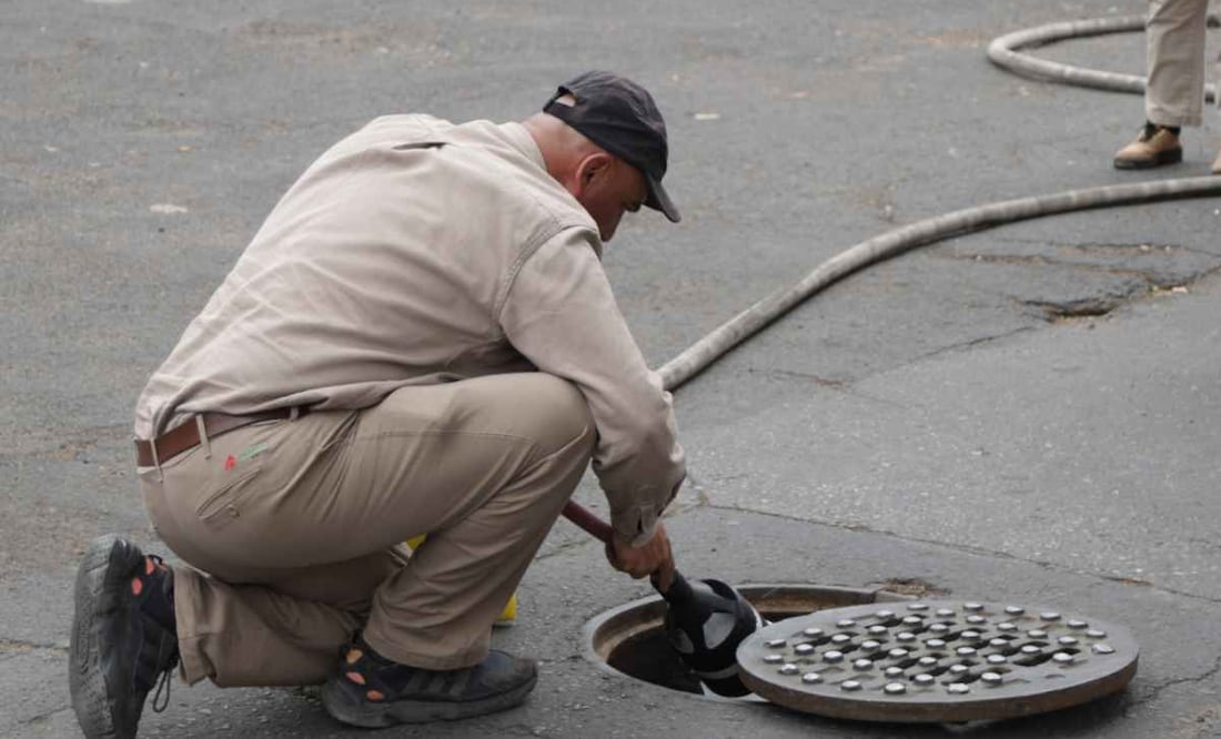 Personal de Pemex realizó a limpieza en coladeras en la avenida 604 de la alcaldía GAM por el olor a combustible. Foto: Carlos Mejia / EL UNIVERSAL
