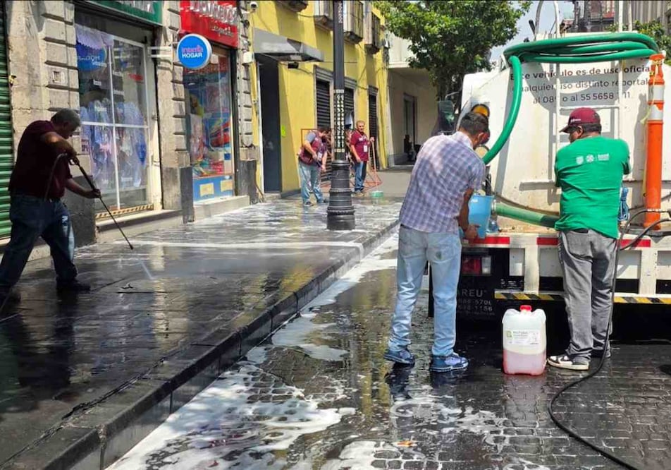 Autoridad del Centro Histórico comienza limpieza de espacios desocupados por la CNTE. Foto: X (@ach_CDMX)