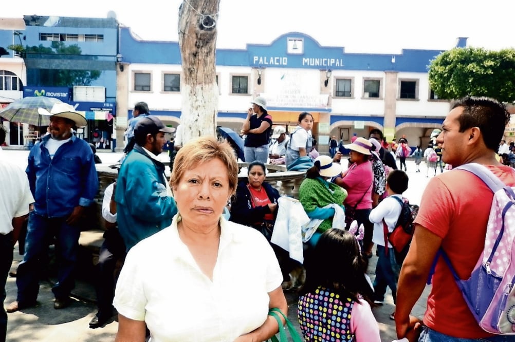 La señora Felipa Miranda expresó su angustia ante el desabasto de agua. Autoridades intentan ayudar a la población con pipas particulares que cobren poco por el líquido entregado a las viviendas (ESPECIAL)