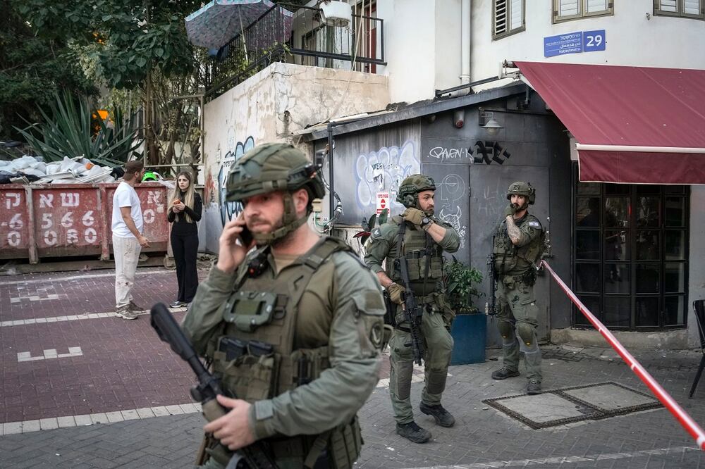 Las fuerzas de seguridad israelíes aseguran el área de un ataque con arma blanca en el que varias personas resultaron heridas y el atacante recibió un disparo, en Tel Aviv. Foto: AP