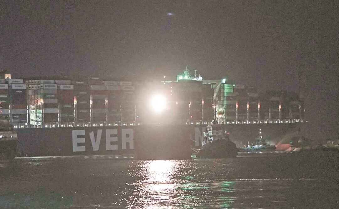 El buque Ever Given, ayer en el Canal de Suez. Foto: Ahmed Hasan/ AFP.