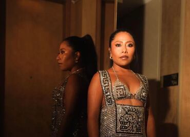 Yalitza Aparicio luce ombliguera y pants sin perder el estilo