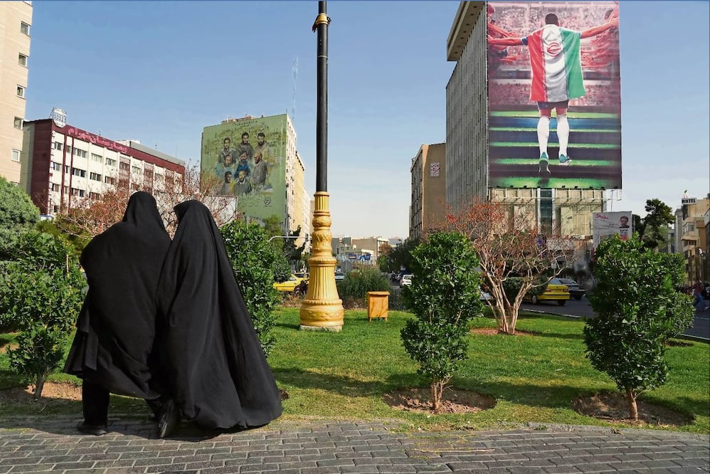 Desde la Revolución Islámica de 1979, las mujeres en Irán tienen la obligación de ocultar su cabello en lugares públicos, donde tampoco tienen derecho a bailar. Foto: Vahid Salemi/AP