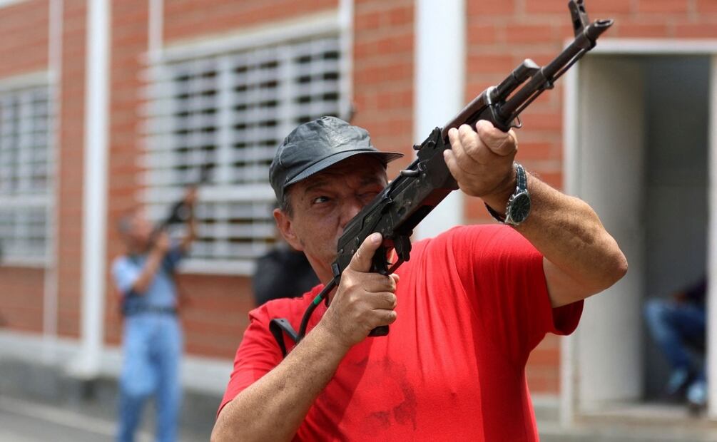 Ciudadanos venezolanos son capacitados en el manejo de armas par defenderse de EU (20/09/2025). Foto: Pedro Mattey / AFP)