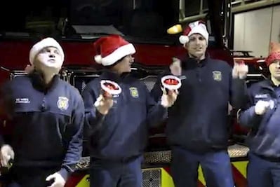 Bomberos le ponen ritmo a la navidad