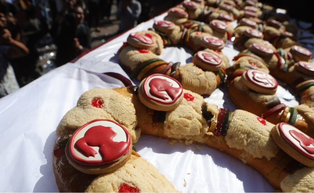 Crean rosca de Reyes con siluetas de Claudia Sheinbaum. Foto: Gabriel Pano/ EL UNIVERSAL