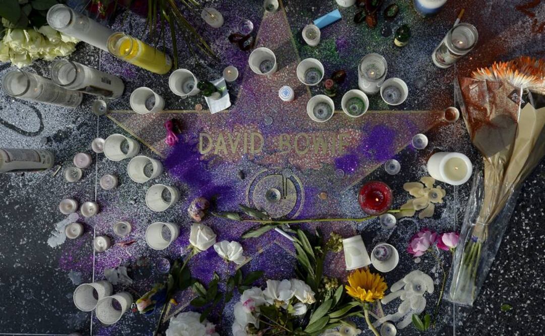 Veladoras ocupan la estrella de David Bowie en el Paseo de la Fama en Hollywood. (FOTO: Reuters)