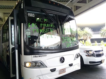 Protestan taxistas en inmediaciones de la Terminal 2 del AICM