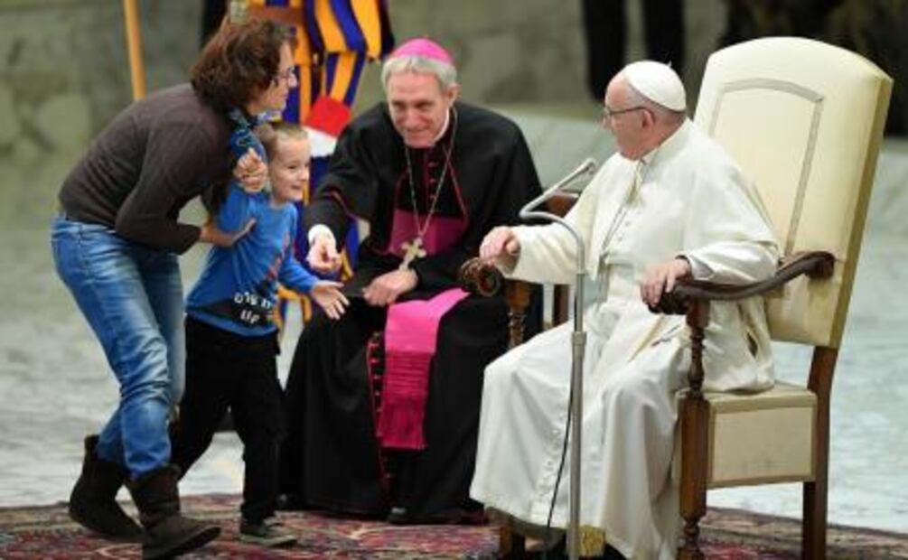 Niño "revoltoso" roba la atención en audiencia del Papa Francisco