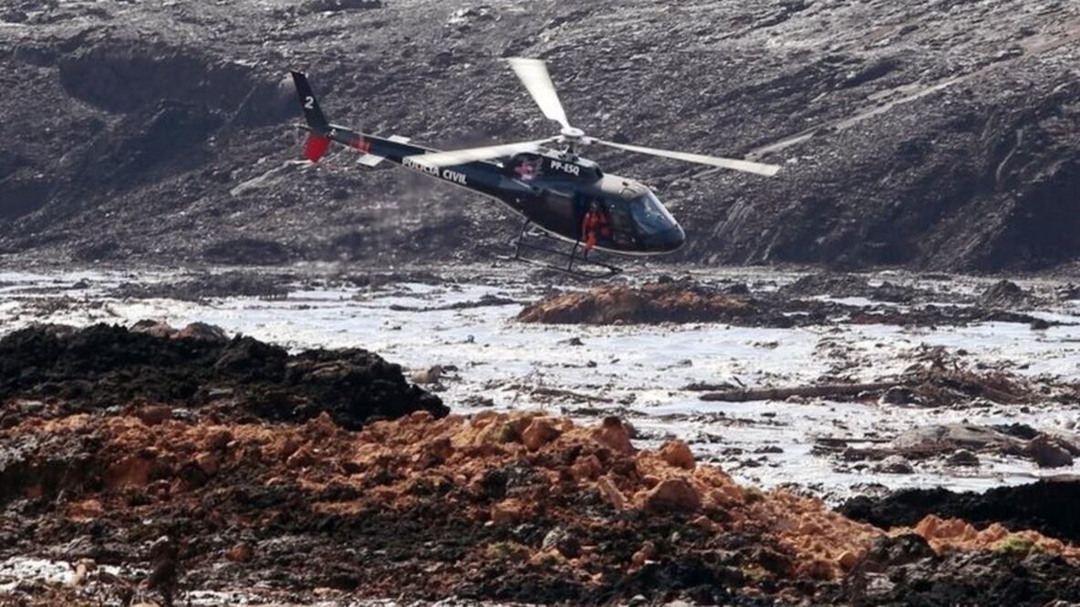 Las operaciones de rescate incluyeron un helicóptero. Foto: EPA