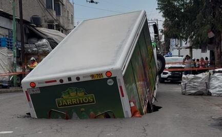 VIDEO Camión refresquero cae dentro de enorme socavón en Iztapalapa