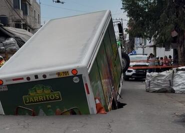 VIDEO Camión refresquero cae dentro de enorme socavón en Iztapalapa