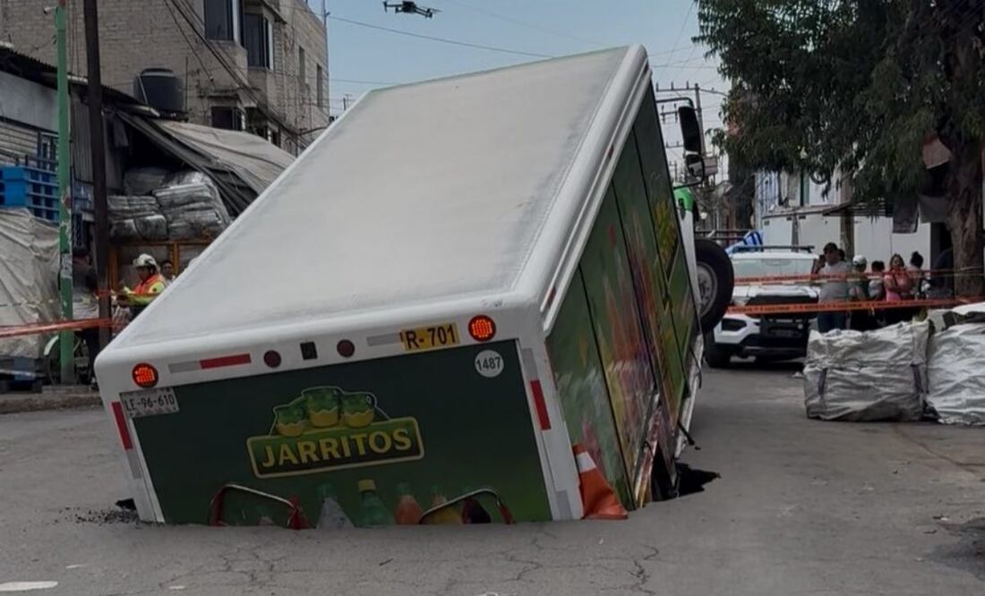 Camión refresquero cae dentro de socavón en Iztapalapa.
Foto: Especial.