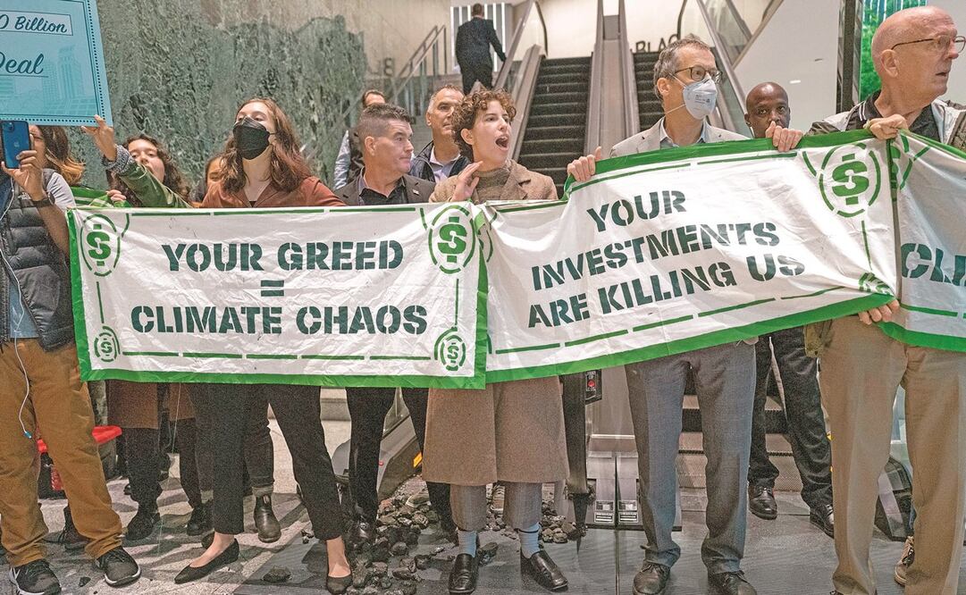 Activistas climáticos protestan en la sede en Nueva York de la firma de inversión financiera BlackRock.