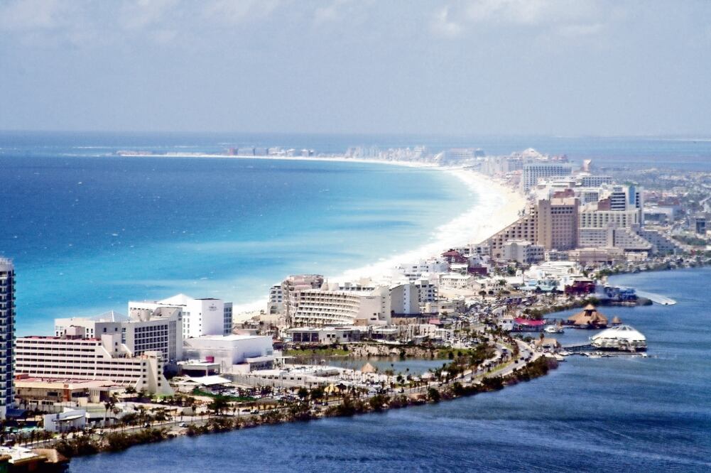 En septiembre pasado la organización Somos tus Ojos interpuso una denuncia en contra de Roberto Borge por la venta de 34 terrenos públicos (ARCHIVO EL UNIVERSAL)