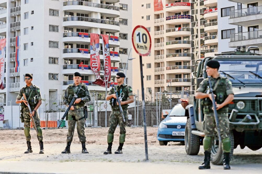 Soldados brasileños vigilan afuera de la Villa Olímpica, en Río de Janeiro. Más de 3 mil personas se prevé marchen hoy contra el gobierno de Michel Temer, mandatario interino (GREGORIO BORGIA. AP)