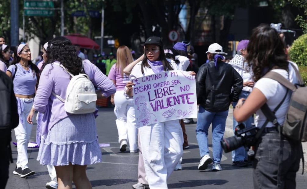Carteles y consignas durante la marcha por el Día Internacional de la Mujer en la CDMX este domingo 8 de Marzo de 2026. Foto: Fernanda Rojas/ EL UNIVERSAL
