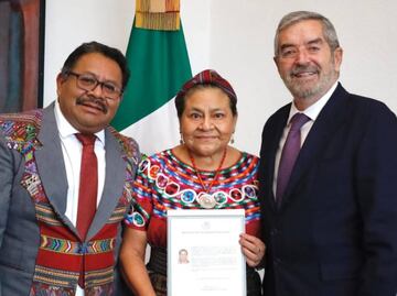 Rigoberta Menchú, premio Nobel de la Paz, obtiene nacionalidad mexicana; SRE le entrega carta de naturalización