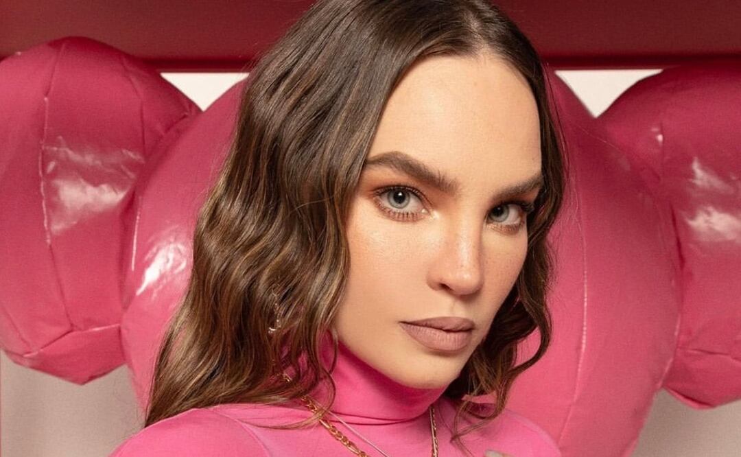 Belinda luce un clásico vestido negro con complementos de invierno / Foto: Instagram @belindapop