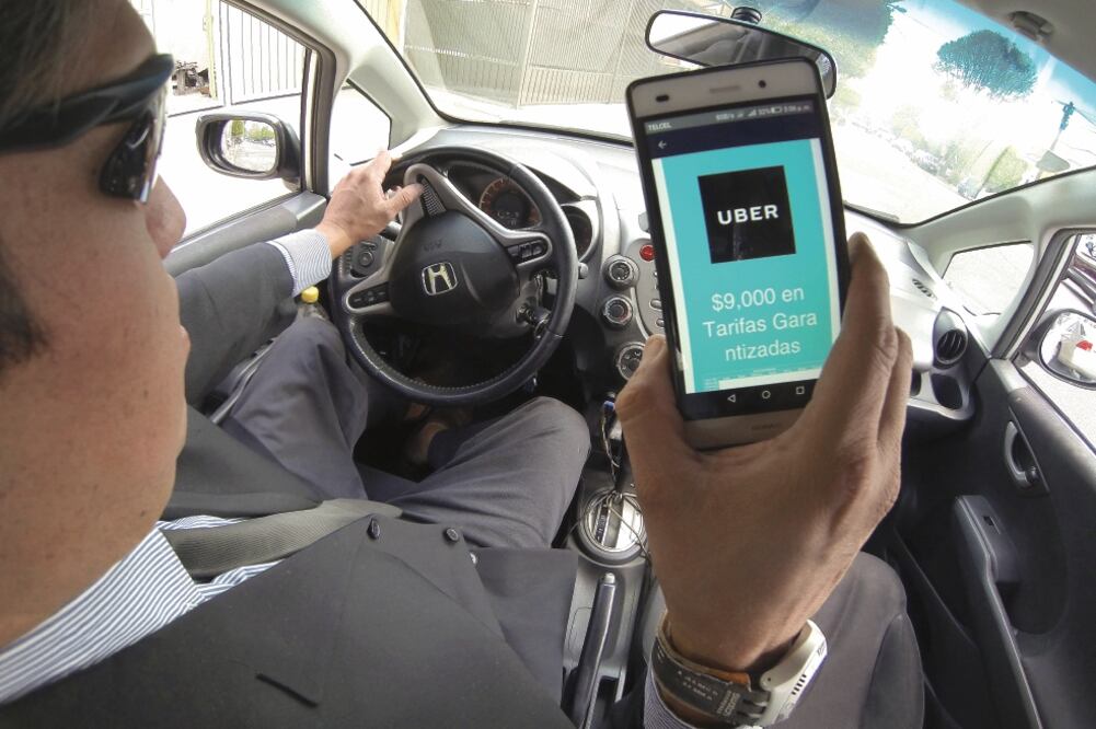 Usuarios manifestaron su descontento con Uber al no solidarizarse con los ciudadanos en esta difícil situación que atraviesa la Ciudad de México. Algunos informaron que no volverán a usar el servicio. LUIS CORTÉS. EL UNIVERSAL