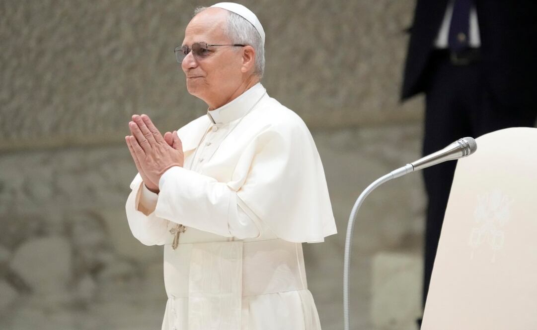 El papa León XIV saluda a su llegada a su audiencia general semanal en el Vaticano, el miércoles 20 de agosto de 2025. Foto: AP