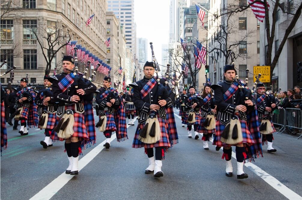 Unas 200 mil personas marcharon por las calles de Nueva York para conmemorar su herencia irlandesa durante el Día de San Patricio, que con 255 años de tradición es considerado el desfile más antiguo de la ciudad. Foto Xinhua