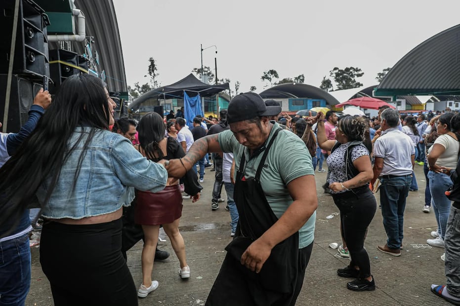 Con música y baile, comerciantes y compradores festejan el 39 aniversario del Mercado de Flores y Hortalizas de la Central de Abastos en Iztapalapa. (Foto: Gabriel Pano/ EL UNIVERSAL)