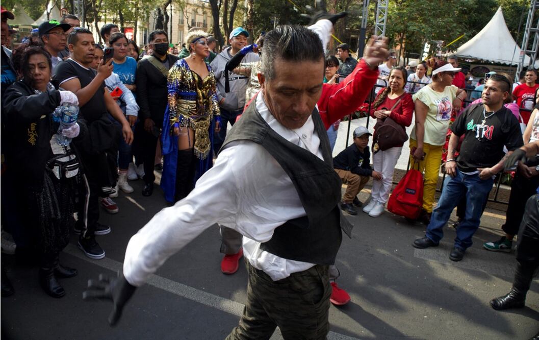 Fans de Polymarchs comienzan a llegar al escenario que se encuentra frente al Ángel de la Independencia donde se celebrará el Año Nuevo. Foto: Yaretzy M. Osnaya/EL UNIVERSAL
