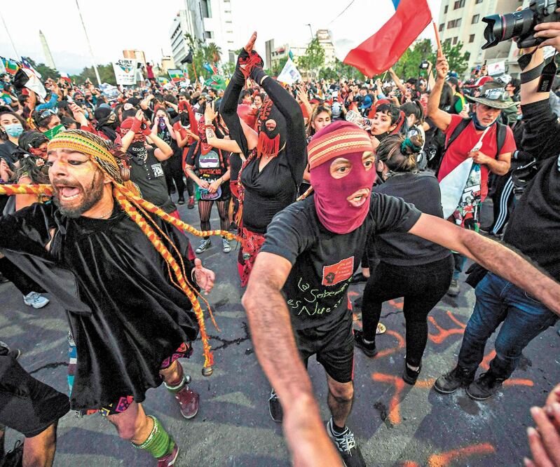 Manifestantes se reunieron en la Plaza Italia para celebrar el triunfo del “apruebo” en el plebiscito sobre si cambiar una Carta Magna que es herencia de la dictadura de Pinochet. A partir de mayo comenzará la redacción de la nueva ley. MARTIN BERNETT