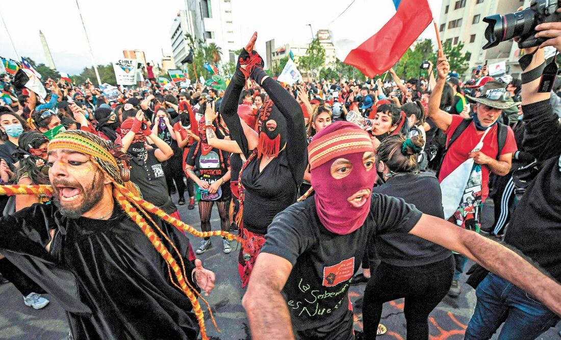 Manifestantes se reunieron en la Plaza Italia para celebrar el triunfo del “apruebo” en el plebiscito sobre si cambiar una Carta Magna que es herencia de la dictadura de Pinochet. A partir de mayo comenzará la redacción de la nueva ley. MARTIN BERNETT