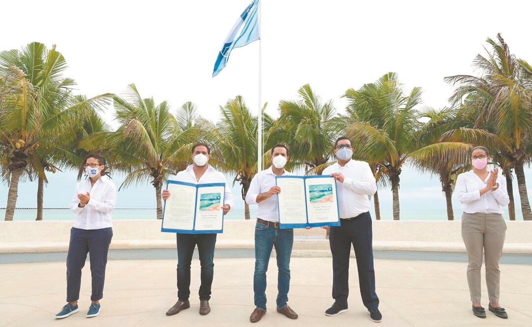 El gobernador recibió el Certificado Internacional Blue Flag 2020-2021 de la playa de Puerto Progreso. Foto: Especial