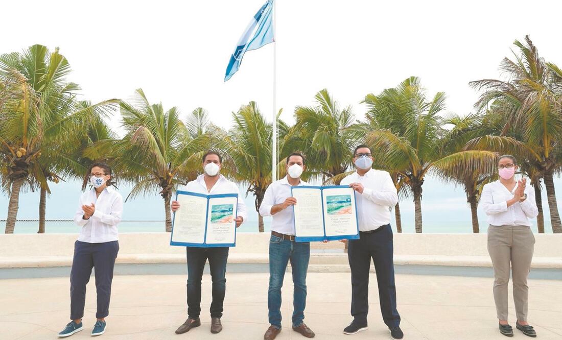 El gobernador recibió el Certificado Internacional Blue Flag 2020-2021 de la playa de Puerto Progreso. Foto: Especial