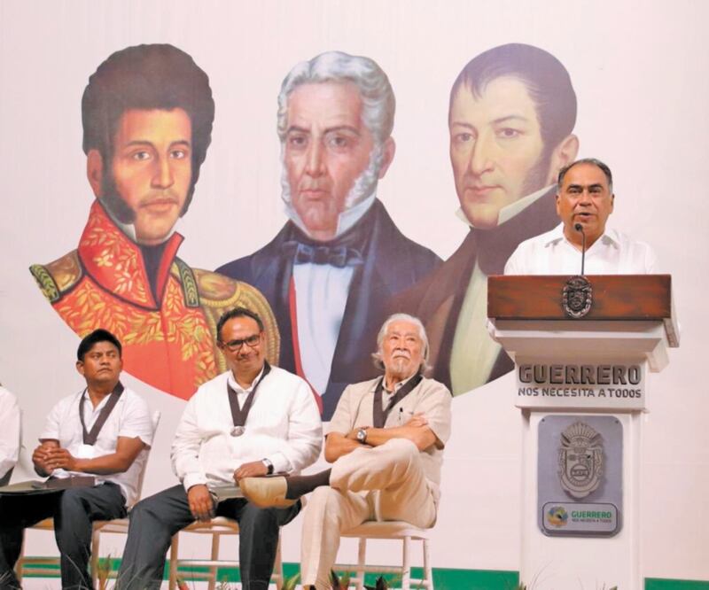 En el auditorio José Joaquín de Herrera del Palacio de Gobierno, el mandatario Héctor Astudillo encabezó la conmemoración del 170 aniversario de la fundación del estado de Guerrero. Foto/ESPECIAL