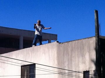 Se lanza de la azotea y sobrevive; pedía ver a su hija