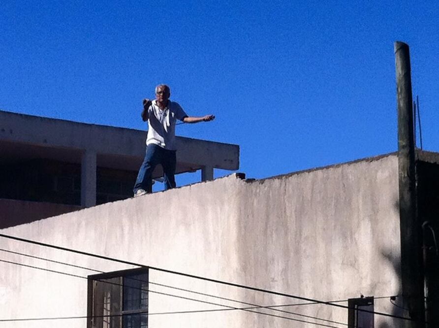 Se lanza de la azotea y sobrevive; pedía ver a su hija